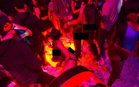 wpid eBPz3Ic 27 PHOTOS OF DRAKE BLOWING $ 50K AT A STRIP CLUB ( PHOTOS )