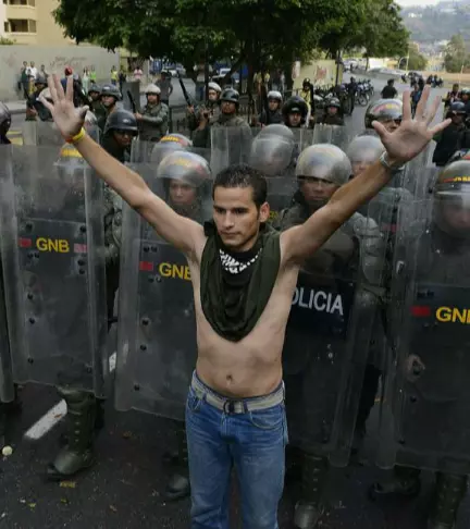 wpid Screenshot 2013 04 18 00 25 46 1 7 DEAD, 61 INJURED, 135 ARRESTED IN VENEZUELAN POST ELECTION VIOLENCE (PHOTOS)